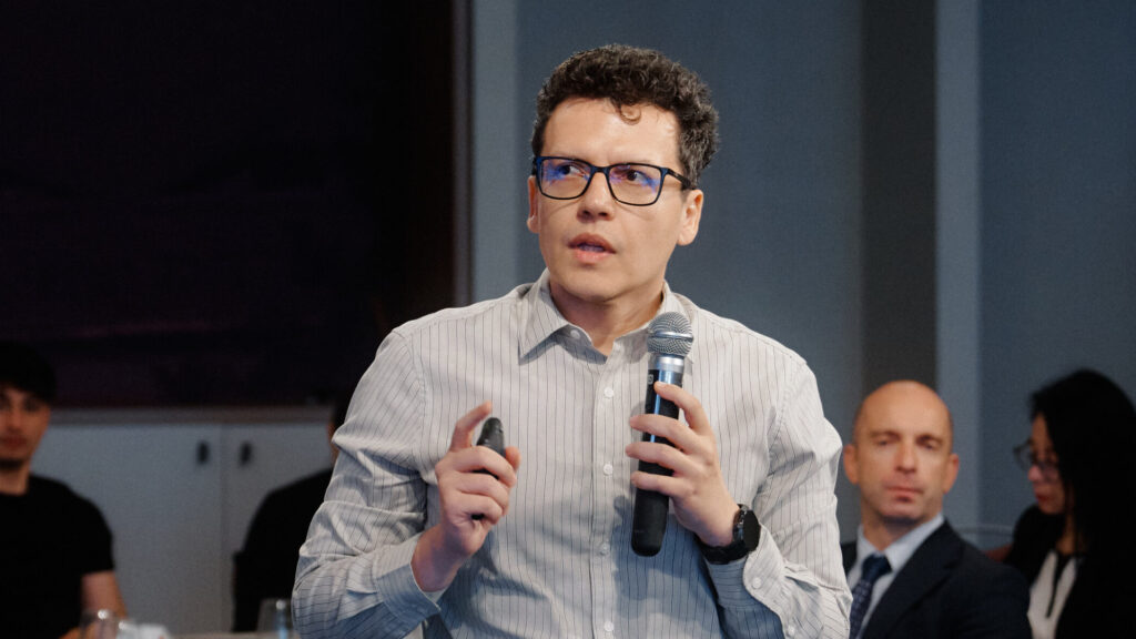 Robert Trăilescu speaking about cross-border employee mobility at a business conference in Sibiu, Romania.
